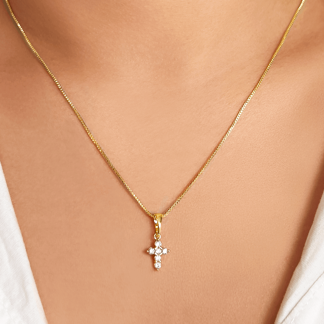 COLLAR CRUZ BRILLO DORADO