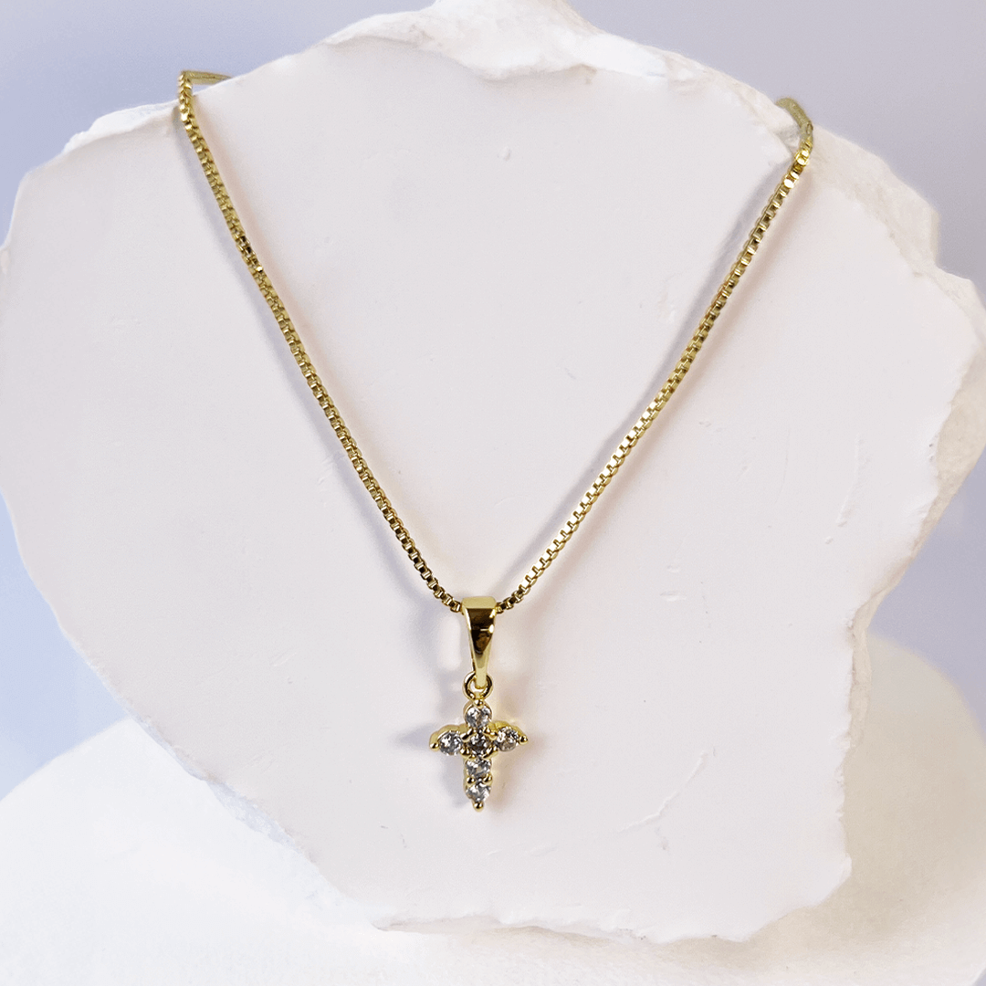 COLLAR CRUZ BRILLO DORADO