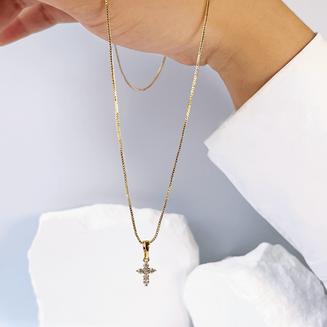 COLLAR CRUZ BRILLO DORADO