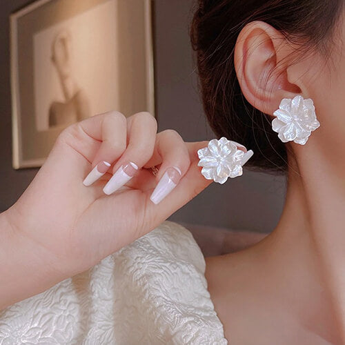 Aretes de flor blanca brillante